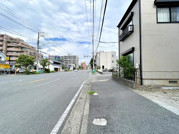 前面道路幅員は約21ｍにつき開放感あり