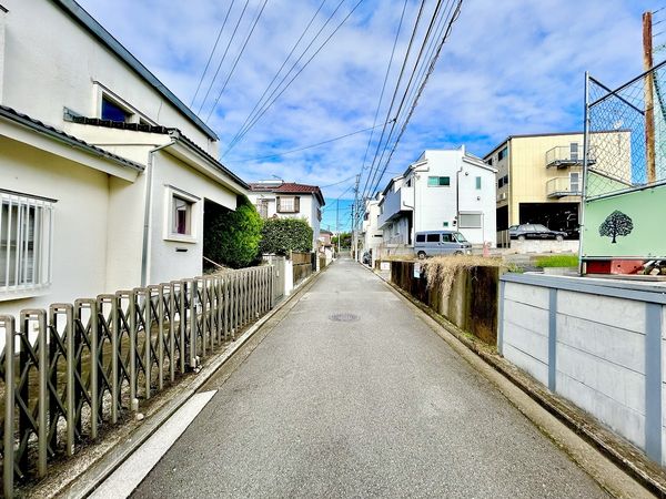 保土ケ谷区岩井町 古屋付き土地 前面道路含む外観 保土ケ谷区岩井町 古屋付き土地 前面道路含む外観