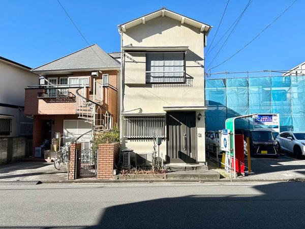 保土ケ谷区西久保町 古家付き土地 前面道路含む外観 保土ケ谷区西久保町 古家付き土地 前面道路含む外観