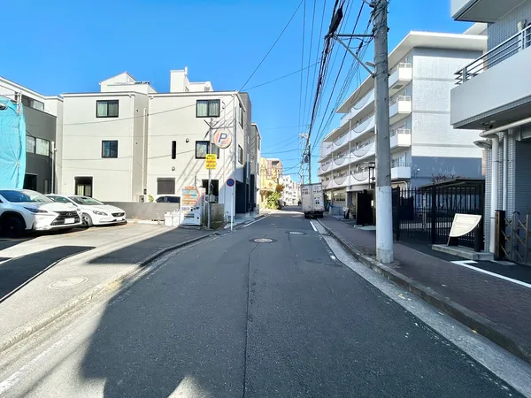 【周辺環境/前面道路】道路幅が広く、開放感があります