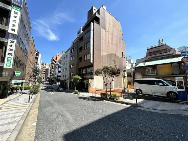 北東側前面道路