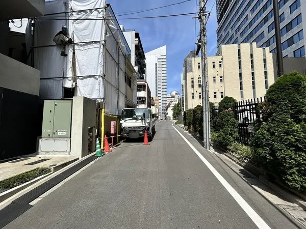 幅員約5.2mの公道に面します