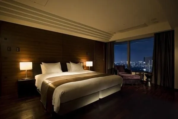 ゲストルーム、トップスイート(レックス)です。共有のゲストルームとなっております。高層階に位置しておりゲストの方にも眺望や夜景を楽しんでいただけるお部屋になっております。