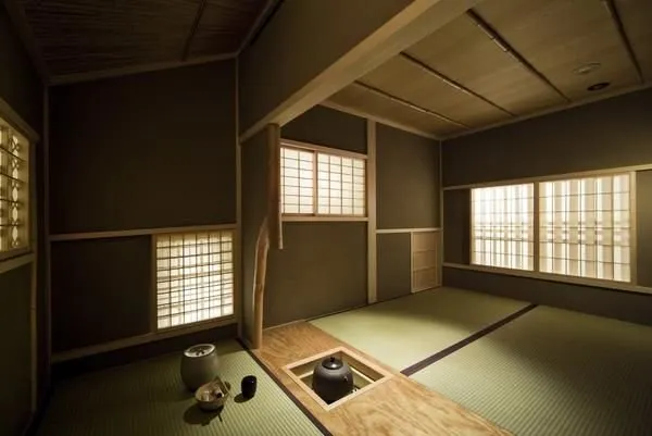 ゲストルーム(和敬)です。畳敷きの空間に、障子窓から柔らかな自然光が差し込み、落ち着いた雰囲気が広がります。中央には炉が設けられており、茶道の体験や静かな時間を過ごすのに適した空間です。