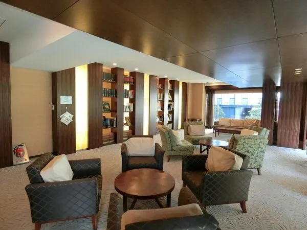 ラグジュアリーライブラリー。広々とした空間に複数のソファセットとテーブルが配置されており、読書をしながらゆったりとした時間を過ごせる印象です。書棚には多くの書籍が並び、窓からは自然光が差し込みます。