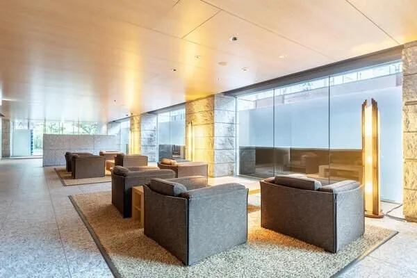 広々としたグランドロビーです。アクアサイトラウンジと名付けられています。床から天井までの大きな窓が並び、明るい空間となっています。ソファセットが配置されており、ゆったりとした時間を過ごせる印象です。