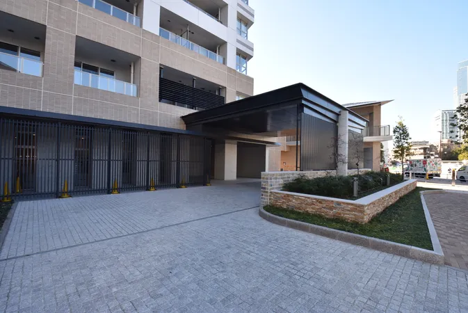 エントランス前の車寄せスペースと植栽が整備された共用部分です。