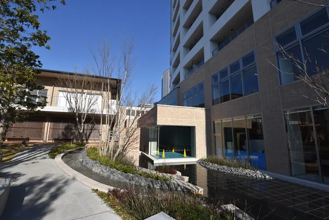 共用部の外観。水盤や植栽が配され、開放感と落ち着きが感じられる空間です。