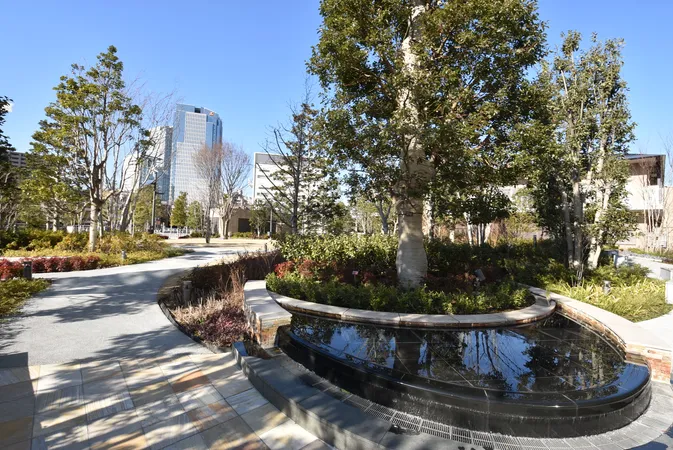 敷地内の緑豊かな共用ガーデン。水景と植栽が調和し、散策やリラックスに適した空間です。