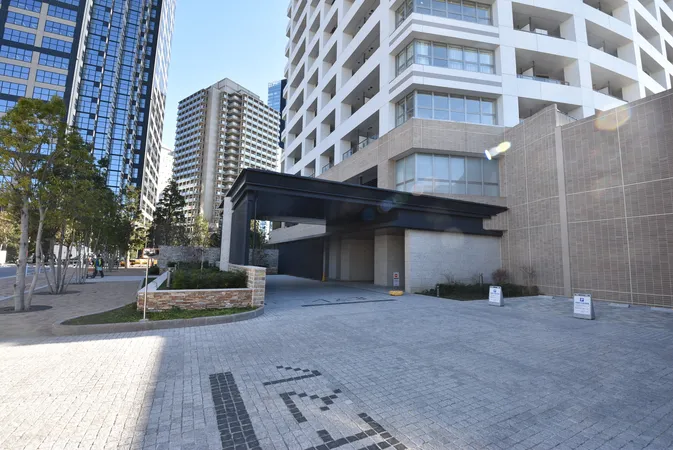 車寄せのあるエントランス。広々としたアプローチで車の乗降もしやすい設計です。