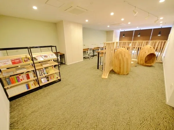 クリエイティブスペース。共用部のワークスペースです。書棚やデスクが設置され、落ち着いた雰囲気で作業ができます。