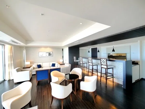 ビューラウンジ＆バー。広々としたラウンジスペースで、明るい窓辺とカウンター席が特徴です。（