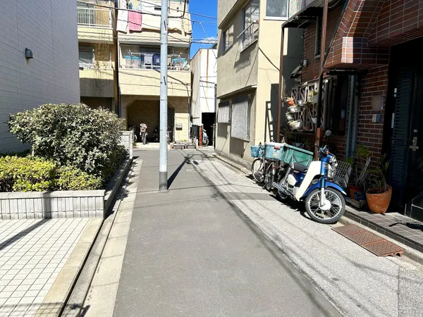 東側前面道路