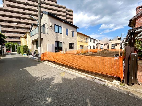 前面道路含む外観
