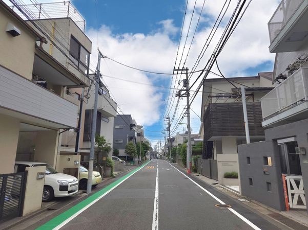 ハイツ西岡 前面道路含む外観