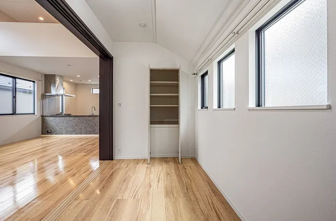 リビング横洋室（令和6年9月撮影）リビングと続けても、独立させても使えるお部屋です。