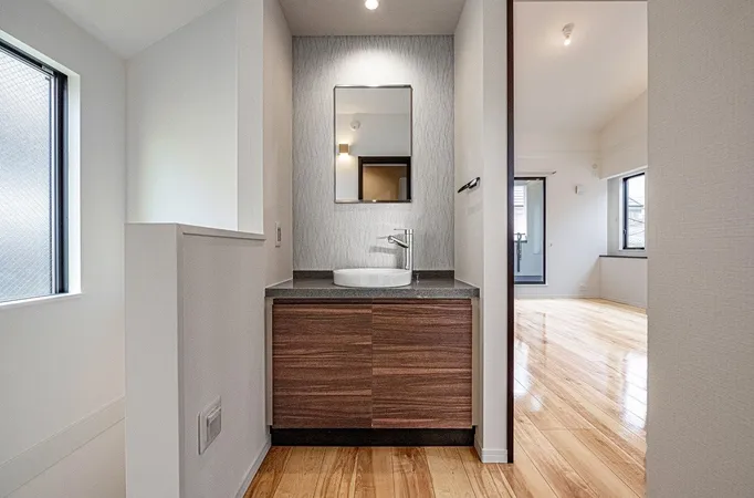 リビング横手洗い（令和6年9月撮影）2階に上がったところに手洗いがあります。