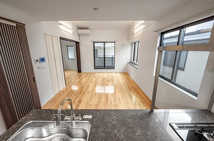 キッチンから見たリビングダイニングです。