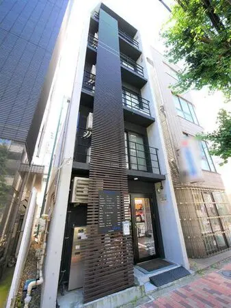 １階は店舗です。１階のみ入口は世田谷通り側になります。