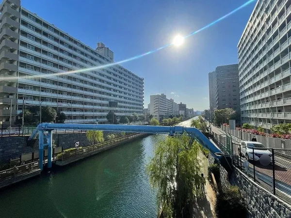 マンション前面の小名木川