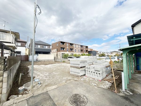 八潮市大字大曽根 新築戸建 前面道路含む外観