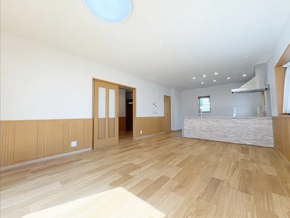 18.2帖のゆとりあるリビングダイニングキッチン。キッチンカウンター下ボードは高級感のある石張り仕様。