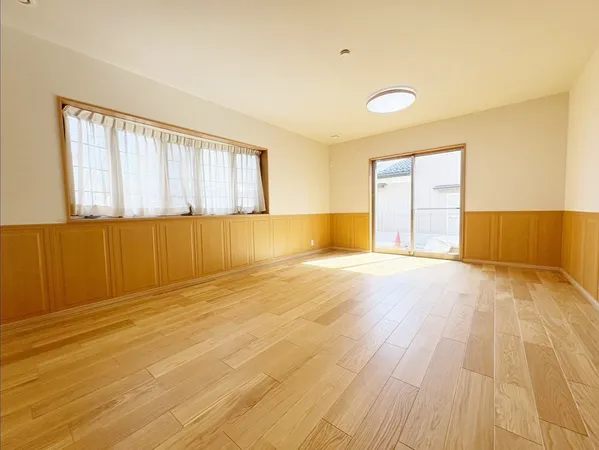 南側の窓から明るい陽光が差し込みます。掃き出しまでには電動シャッターを採用。