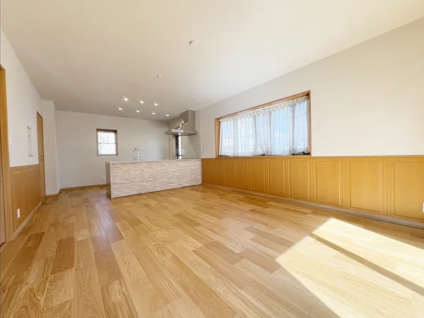 出窓のある優雅な雰囲気のリビングダイニング