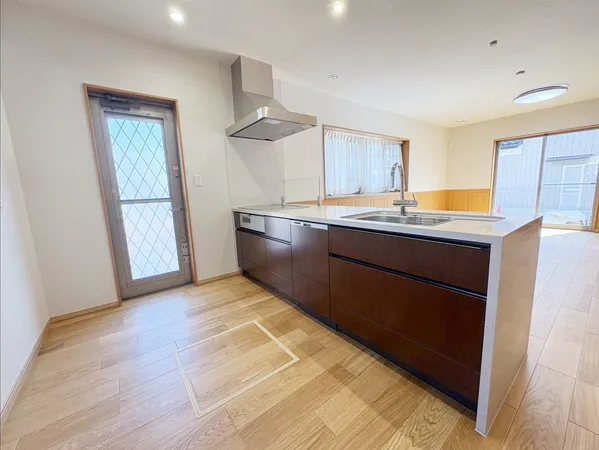 約6.0帖のキッチンスペースは開放感のあるオープン型のペニンシュラキッチン。広くリビングを見渡すことが出来、家族の対話も弾みます。