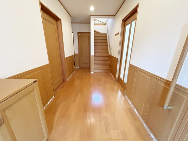 邸宅の顔としてふさわしい、広く開放感のある玄関スペース