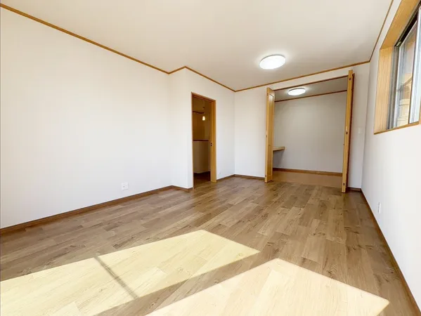 ウォークインクローゼットの扉を開け放つと更なる大空間に。