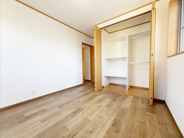 2階洋室には使い勝手の良いシステム収納あり