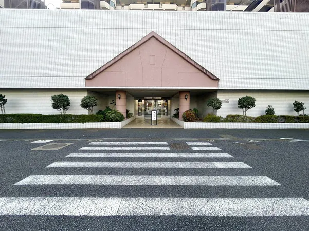 植栽に囲まれたエントランス。屋根付きで雨の日も安心して出入りできます。