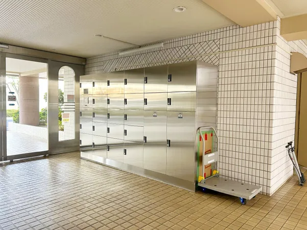 宅配ボックスが設置された共用部。荷物の受け取りが便利な環境です。