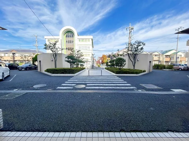 敷地内の歩道と植栽が整備されたエントランス。開放感のある眺めです。