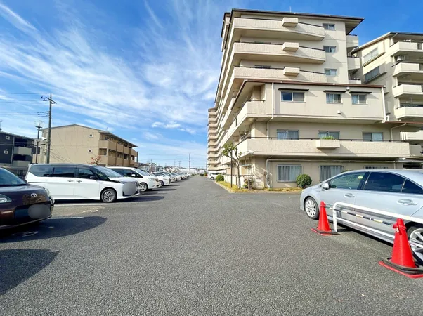 敷地内の駐車場。広い舗装スペースで複数台の車が停められ、出入りもスムーズです。