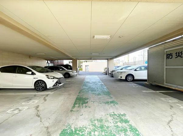 屋根付きの駐車場スペースです。雨天時も車の乗降がしやすい環境です。