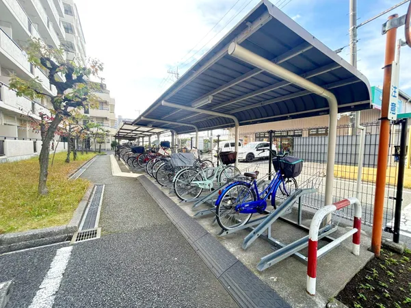屋根付きの駐輪場が敷地内に設置され、雨の日でも自転車を安心して利用できます。