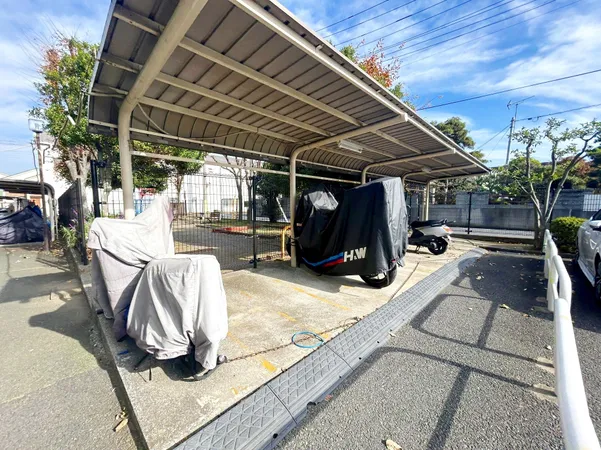 屋根付きのバイク置き場。雨天時も安心して駐車できるスペースです。