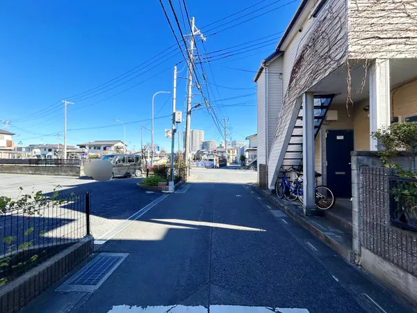 北西側前面道路