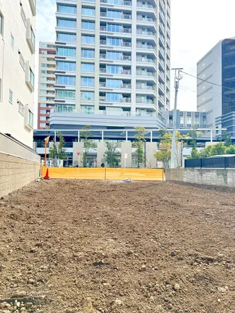 敷地内から前面道路方向の眺め