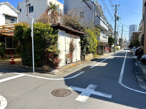目黒区目黒本町6丁目 古家付土地 前面道路含む外観