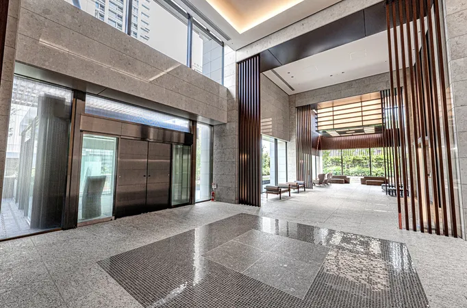 ２層吹き抜けの大空間、グランドエントランスホール