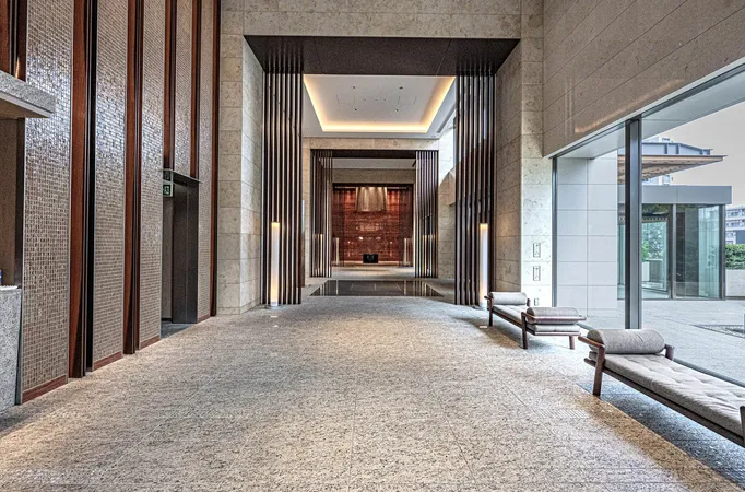 天井高約３５ｍ、全長約６．８ｍの高級感あふれるグランドエントランスホール