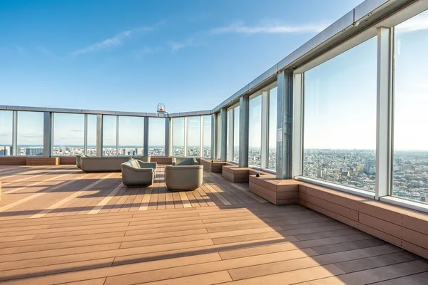 スカイテラスは気持ちの良い都心眺望をお楽しみ頂ける、３６０度展望施設です。