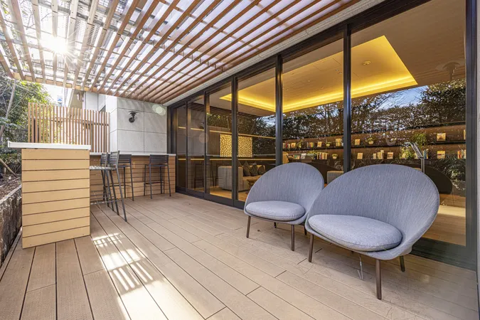 庭を眺めながらくつろげる、ガーデンラウンジ