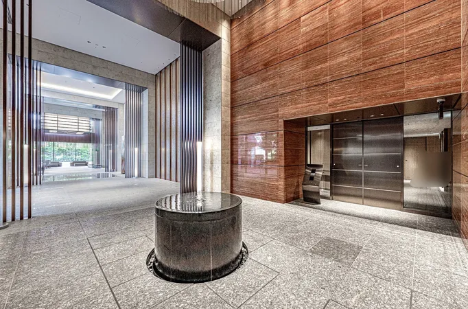 エレベーターホールへとつながるエントランス空間には水盤と飾りビーズを施した第照明をしつらえ、心を落ち着かせる雰囲気を演出