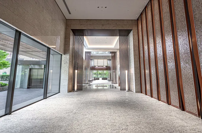 天井高約３５ｍ、全長約６．８ｍの高級感あふれるグランドエントランスホール