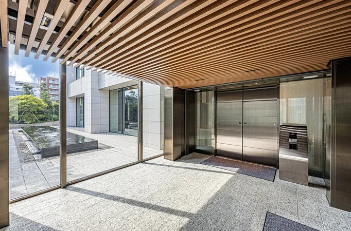 四季の移ろいと水盤を望む、グランドエントランス