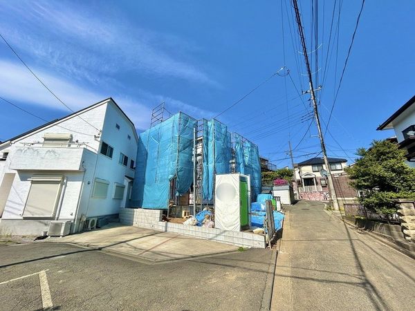 川和町 新築戸建 前面道路含む外観 川和町 新築戸建 前面道路含む外観